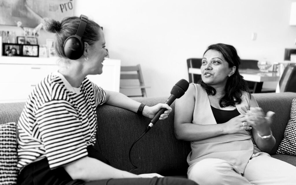 Marjolein Sprenger interviewt voor de podcast Generatie Zuidoost haar klasgenoot Vinita